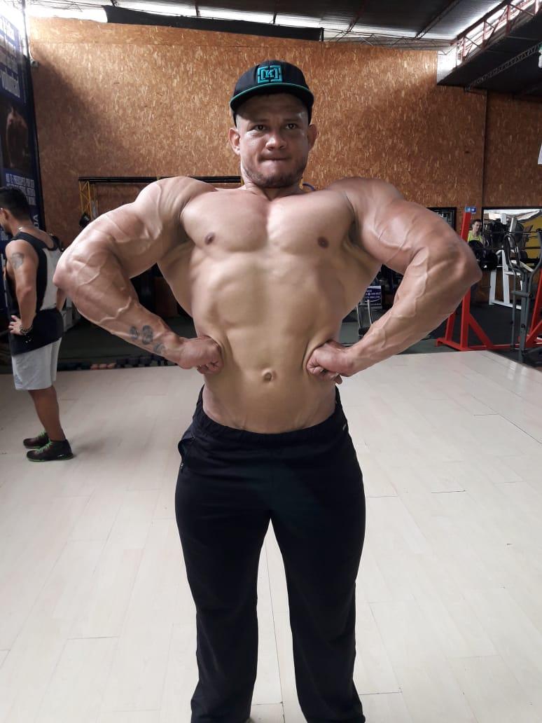 El fisicoculturista aguachiquense Eder Lozano se prepara para el evento «Cali Feria Muscle Show»