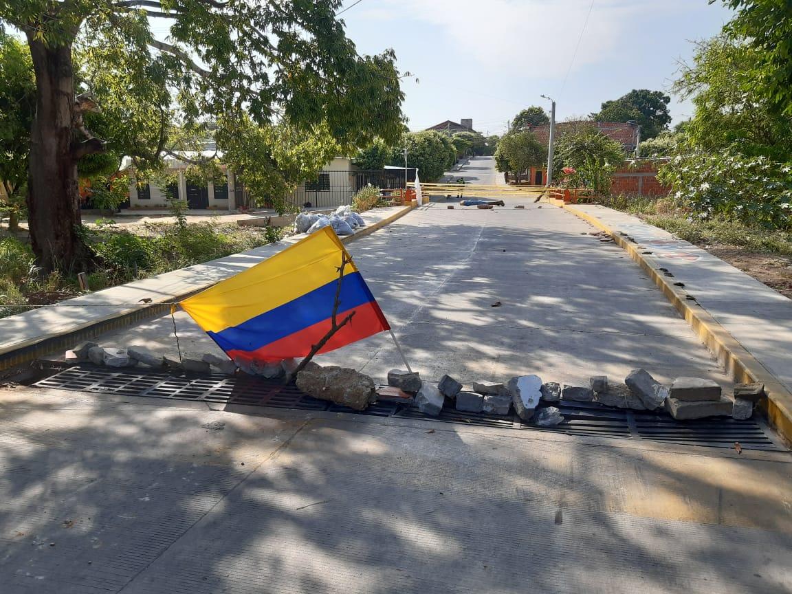 Comunidad del barrio Cañaveral y Progreso cierran vía por mal estado de las rejillas