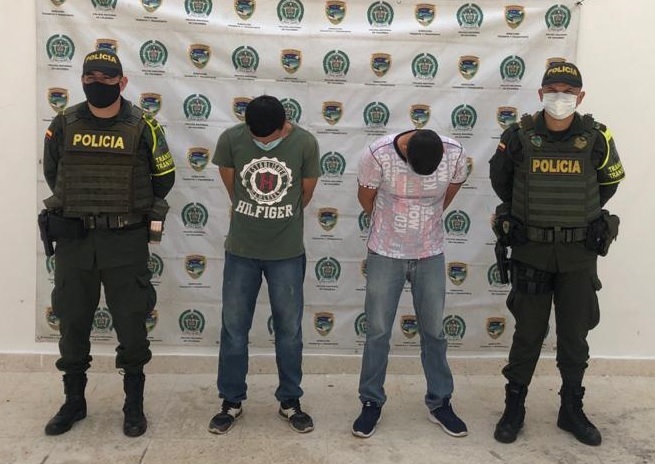 Policía captura en flagrancia a dos hermanos por violación a detención domiciliaria