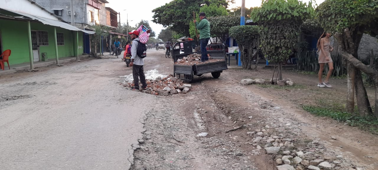 Con escombros comunidad de Aguachica Tapa huecos en sus vías