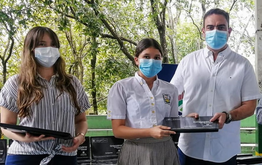 Al colegio Colcarmen le fueron entregados 80 computadores portátiles