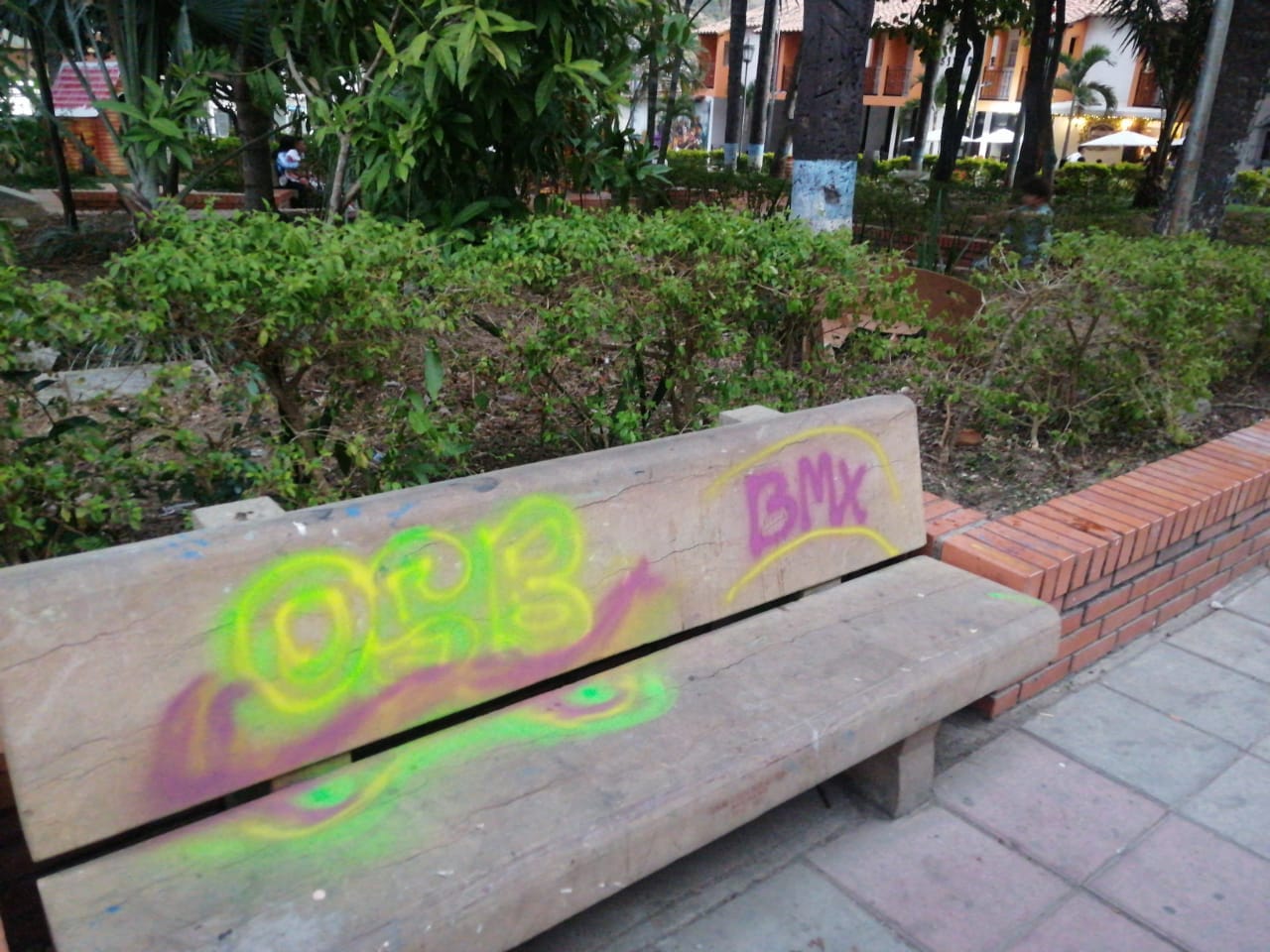 Jóvenes vandalizan bancas y aceras del parque central de Río de Oro