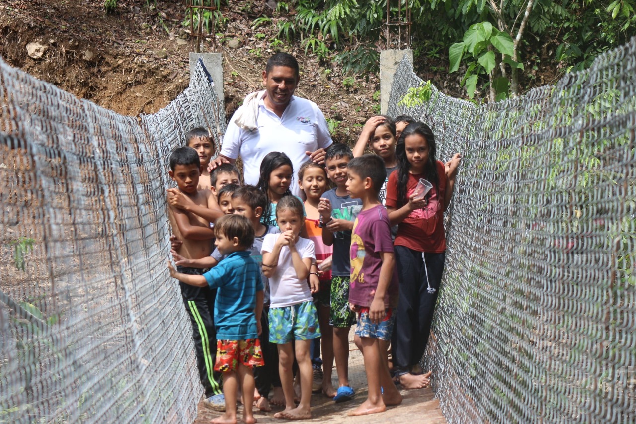 Inauguran puente colgante en la vereda Singararé de Pelaya