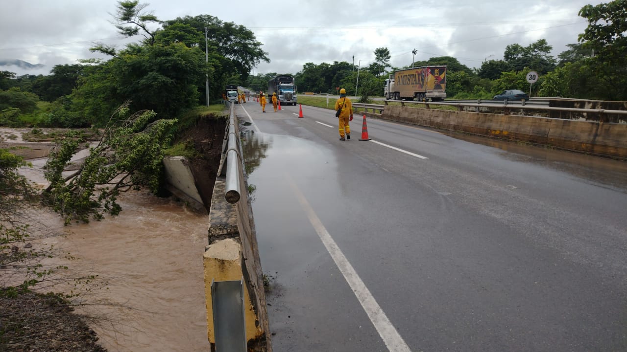 Puente sobre la quebrada Besote a punto de caerse por la acción del invierno
