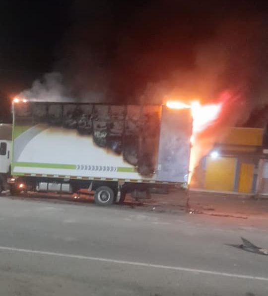 Ataque con carro bomba a subestación de policía en La Mata dejó dos civiles y tres policías heridos