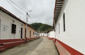 Hombres con gorras y tapabocas repartieron panfletos alusivos a la Farc en González Cesar
