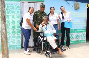 Ejército Nacional y entidades locales se unen para donar una silla de ruedas en el municipio de Simití, Sur de Bolívar