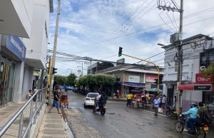 Semáforos de Aguachica tienen dueño: Eliécer les cobra a los vendedores ambulantes de la calle 5 con carrera 14