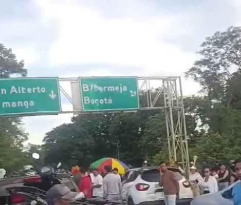CAMPESINOS BLOQUEAN LA VIA EN EL CORREGIMIENTO DE LA MATA CÉSAR- este tipo de bloqueos se registran en San Alberto, el Playón, entre otros sectores.